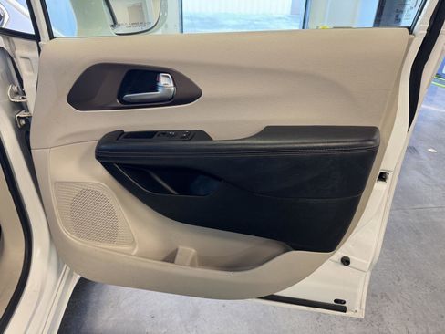 Used 2018 Chrysler Pacifica Touring-L w/ Tire & Wheel Group image 24