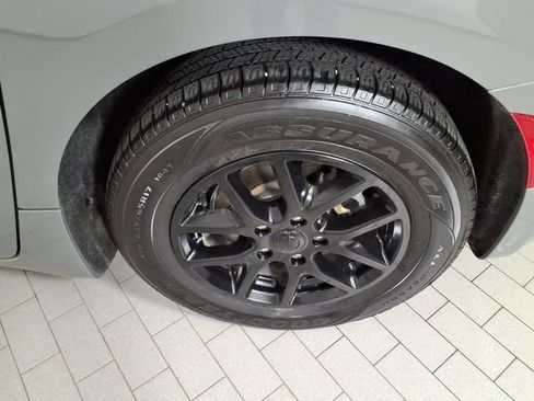 Used 2022 Chrysler Pacifica Touring-L FWD image 8