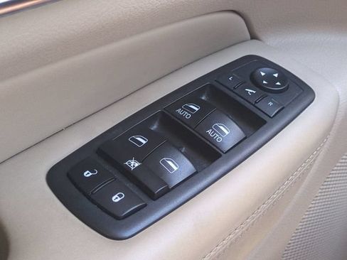 Used 2019 Jeep Grand Cherokee Overland AWD/4WD image 25