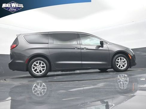 Used 2020 Chrysler Pacifica Touring w/ Advanced Safetytec Group FWD image 24