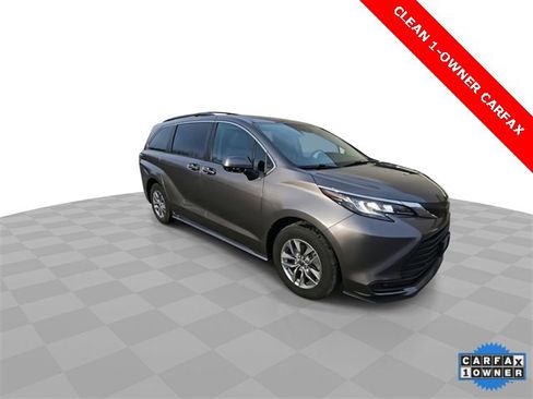 Used 2022 Toyota Sienna LE image 2