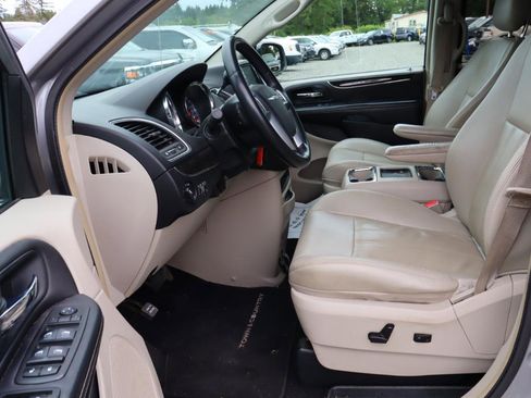 Used 2013 Chrysler Town & Country Touring FWD image 6