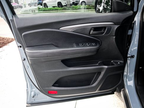 Used 2025 Honda Ridgeline Sport image 14