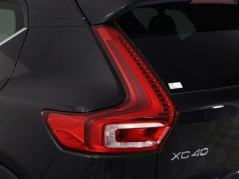 Certified 2025 Volvo XC40 B5 Plus AWD/4WD image 18