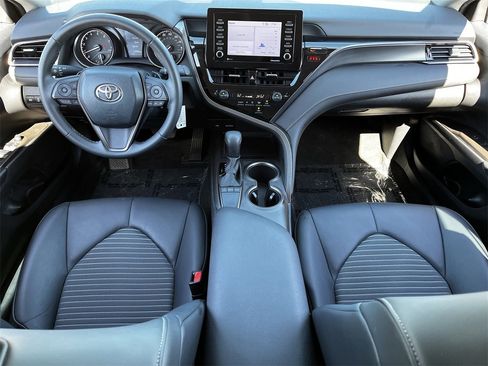 Used 2023 Toyota Camry SE image 9
