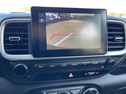 Certified 2025 Hyundai Venue SE image 11