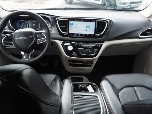 Used 2024 Chrysler Pacifica Touring-L image 16