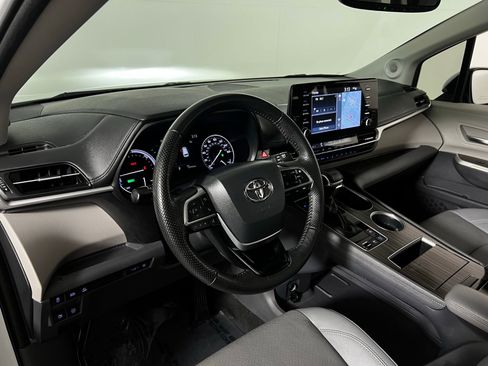 Certified 2023 Toyota Sienna Limited image 12