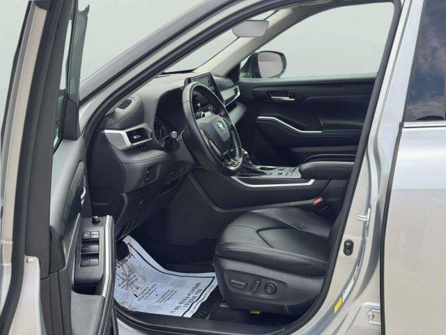 Used 2021 Toyota Highlander XLE AWD/4WD image 17