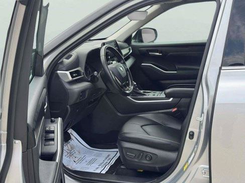 Used 2021 Toyota Highlander XLE AWD/4WD image 17