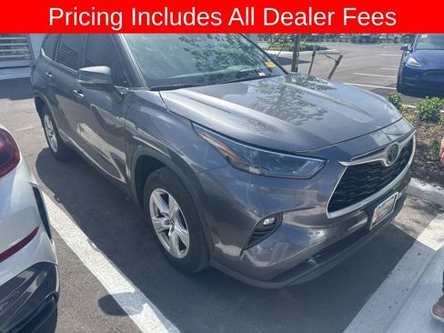 Used 2023 Toyota Highlander LE FWD image 2