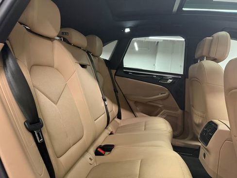 Certified 2023 Porsche Macan AWD/4WD image 24
