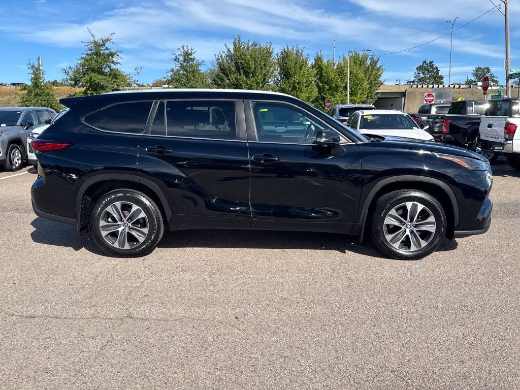 Used 2023 Toyota Highlander XLE AWD/4WD image 10