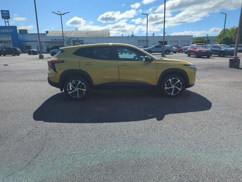 Used 2024 Chevrolet Trax RS w/ Sunroof Package FWD image 7