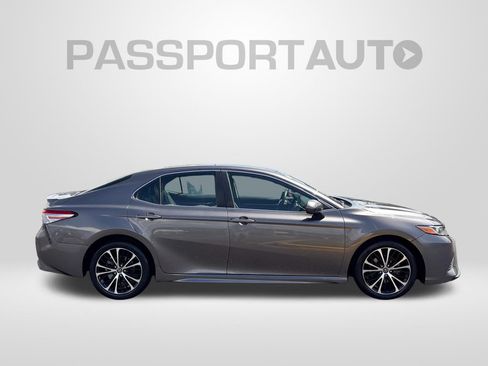 Used 2020 Toyota Camry SE FWD image 8