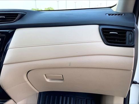 Used 2017 Nissan Rogue SV FWD image 18