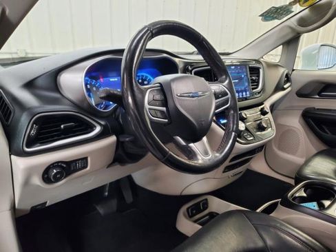 Used 2020 Chrysler Pacifica Touring-L Plus FWD image 18