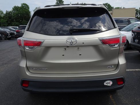 Used 2014 Toyota Highlander XLE FWD image 4