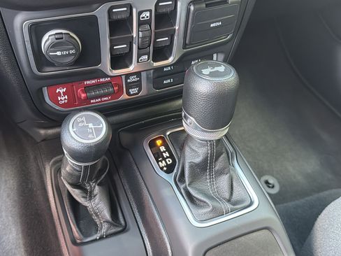 Used 2025 Jeep Wrangler Unlimited Rubicon w/ Convenience Group AWD/4WD image 45