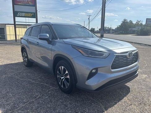 Used 2021 Toyota Highlander XLE FWD image 7