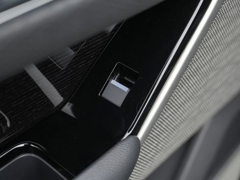 Used 2021 Land Rover Range Rover Velar R-Dynamic S image 31