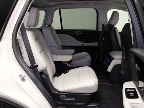 Used 2025 Lincoln Aviator Reserve w/ Illumination Package RWD image 16