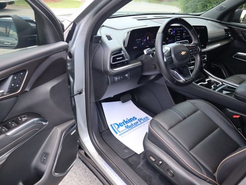 Used 2025 Chevrolet Traverse High Country FWD image 3