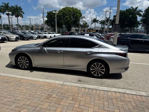 Used 2022 Lexus ES 300h w/ Premium Package FWD image 11
