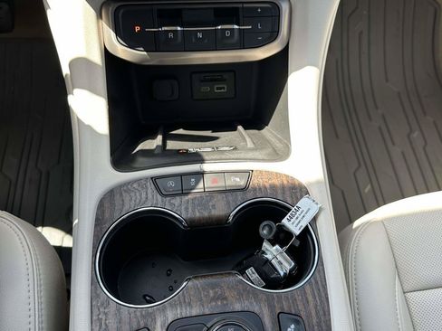 Used 2021 GMC Acadia Denali w/ Denali Technology Package FWD image 18