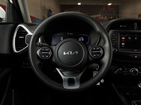 Used 2025 Kia Soul LX w/ LX Technology Package FWD image 30