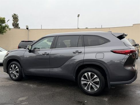 Used 2022 Toyota Highlander XLE AWD/4WD image 12