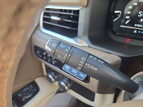 Used 2023 GMC Yukon XL Denali image 16