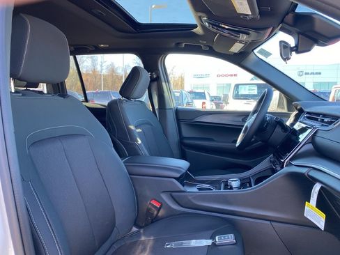 New 2025 Jeep Grand Cherokee Laredo X w/ Luxury Tech Group I image 11