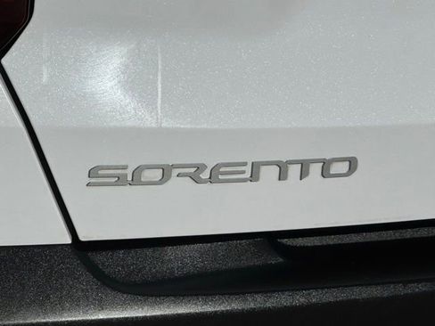 Used 2023 Kia Sorento LX image 11