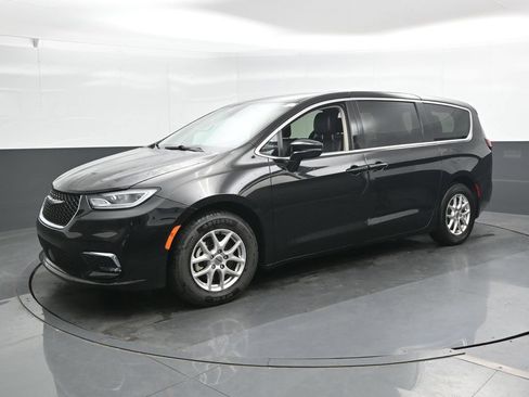 Used 2024 Chrysler Pacifica Touring-L FWD image 7