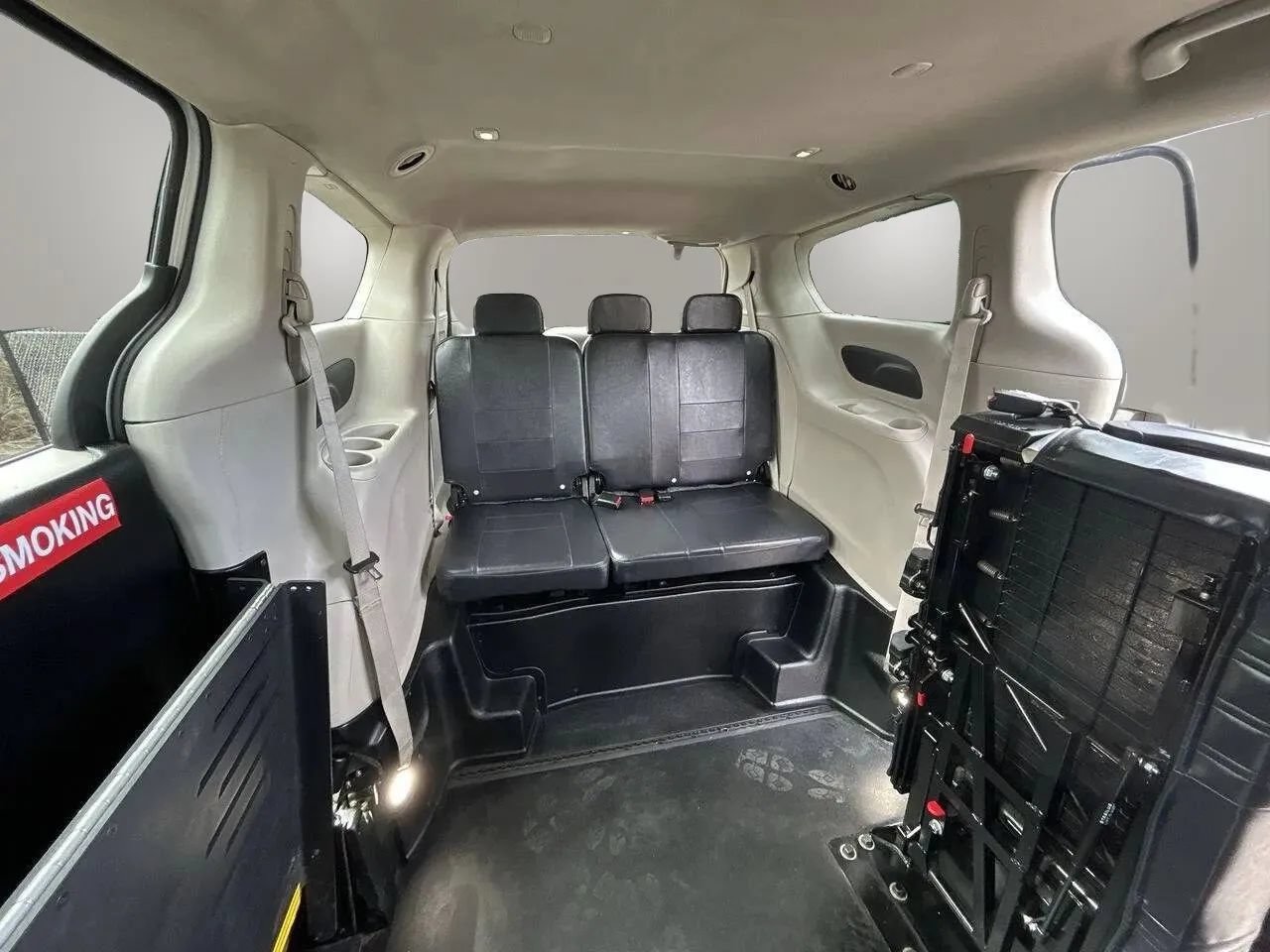 Used 2023 Chrysler Voyager LX FWD image 16