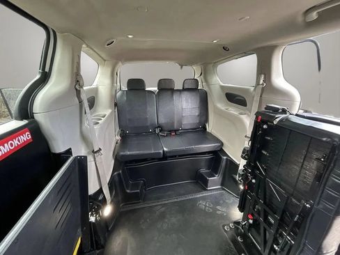 Used 2023 Chrysler Voyager LX FWD image 16