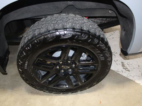 Used 2024 Chevrolet Silverado 1500 Custom Trail Boss w/ LPO, Dark Essentials Package image 9
