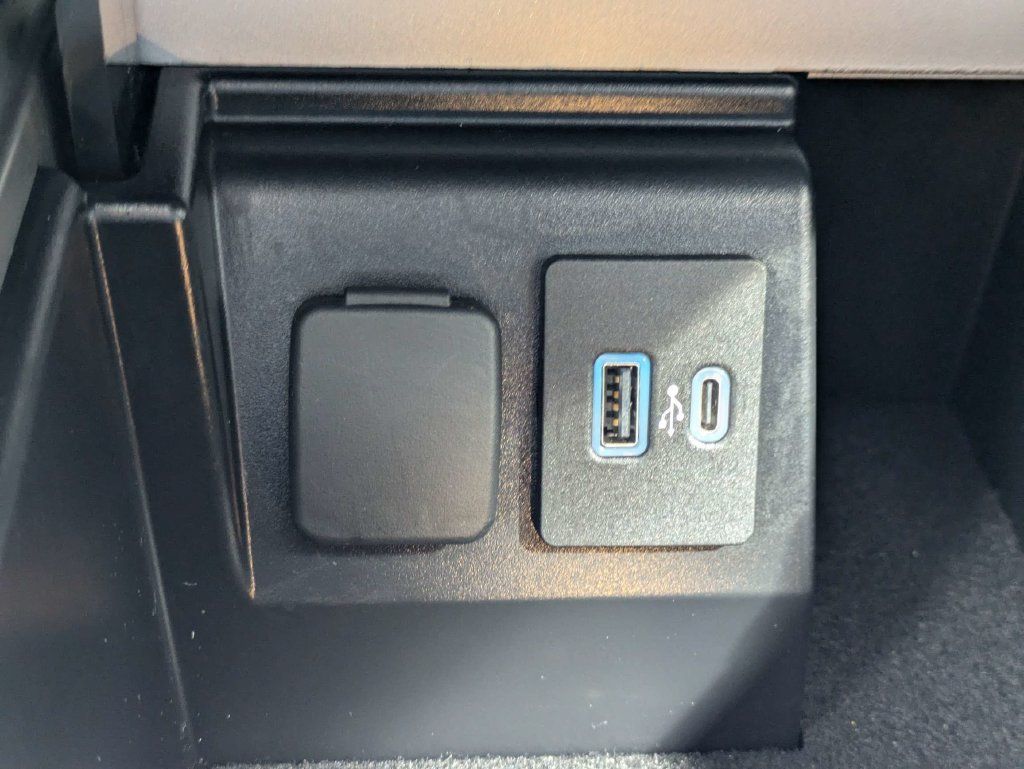 Used 2023 Ford Explorer XLT w/ Equipment Group 202A RWD image 26