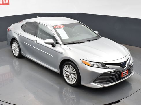 Used 2020 Toyota Camry XLE image 24
