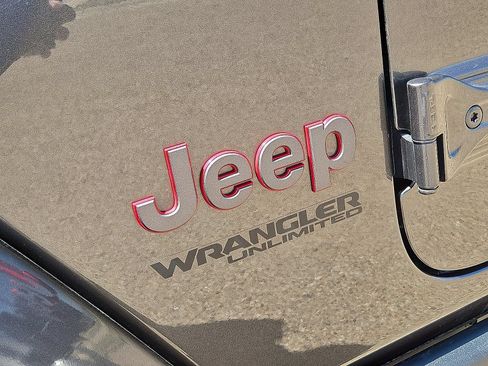 Used 2022 Jeep Wrangler Unlimited Rubicon w/ Xtreme Recon 35" Tire Package AWD/4WD image 13