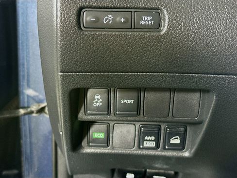 Used 2016 Nissan Rogue SV AWD/4WD image 17