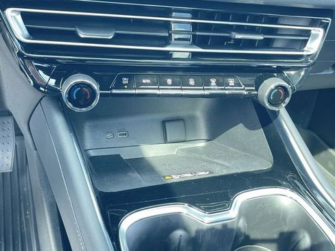 Used 2025 Chevrolet Traverse High Country w/ LPO, Floor Liner Package FWD image 18