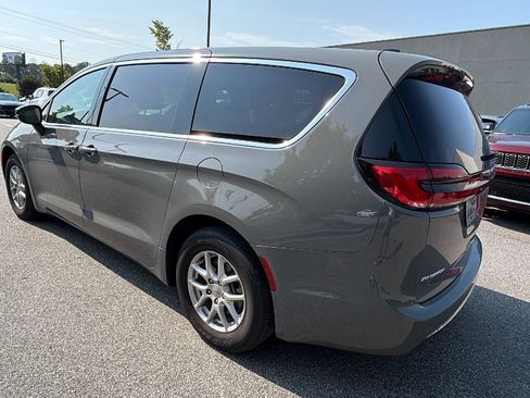 Used 2025 Chrysler Pacifica Select FWD image 10