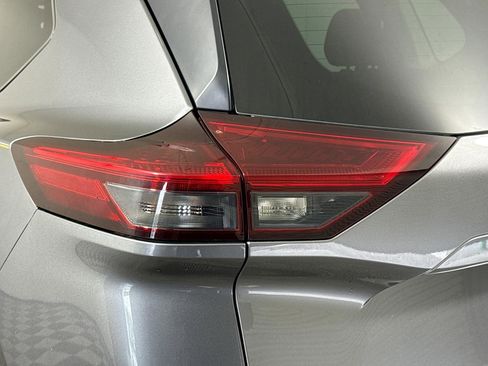 Used 2023 Nissan Rogue SV image 36