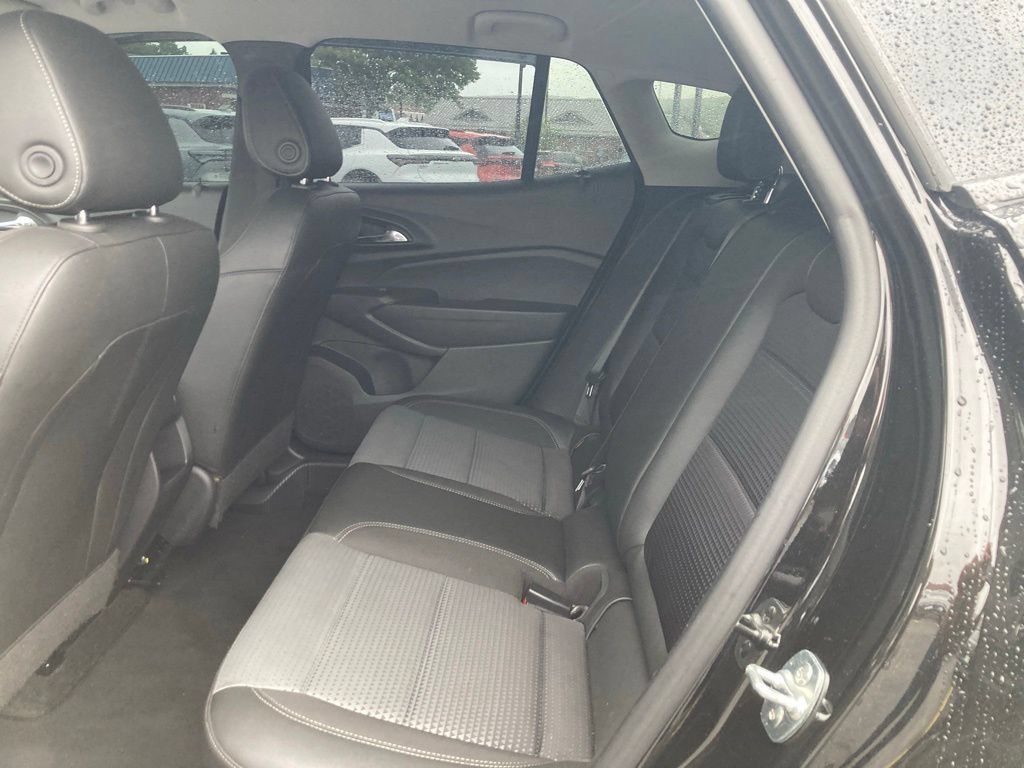 Used 2025 Chevrolet Trax LT FWD image 14