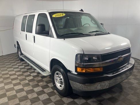 Certified 2024 Chevrolet Express 2500 Work Van w/ Driver Convenience Package image 4