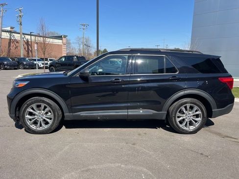 Used 2023 Ford Explorer XLT w/ Equipment Group 202A image 8