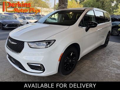 Used 2024 Chrysler Pacifica Touring-L