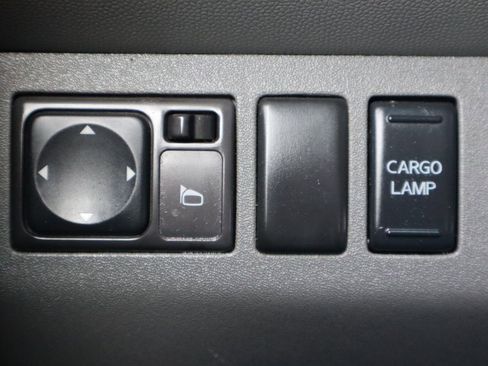 Used 2011 Nissan Frontier SL w/ Moonroof Pkg image 30